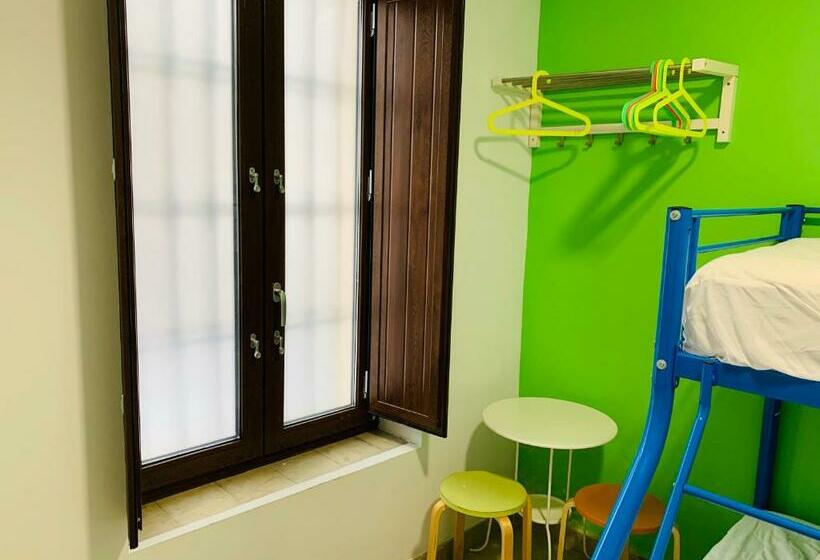 اتاق استاندارد با سرویس بهداشتی مشترک, Oh! My Hostel