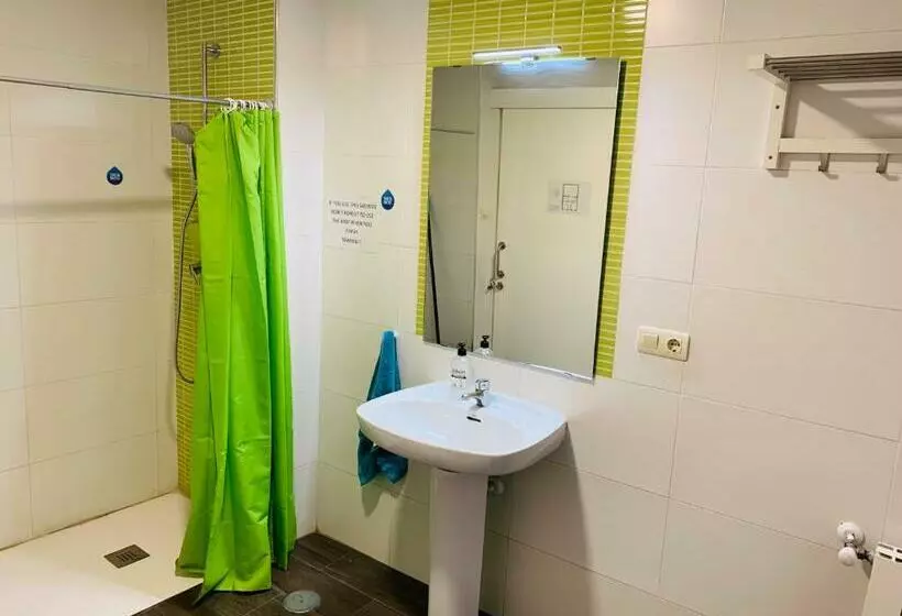 اتاق استاندارد با سرویس بهداشتی مشترک, Oh! My Hostel