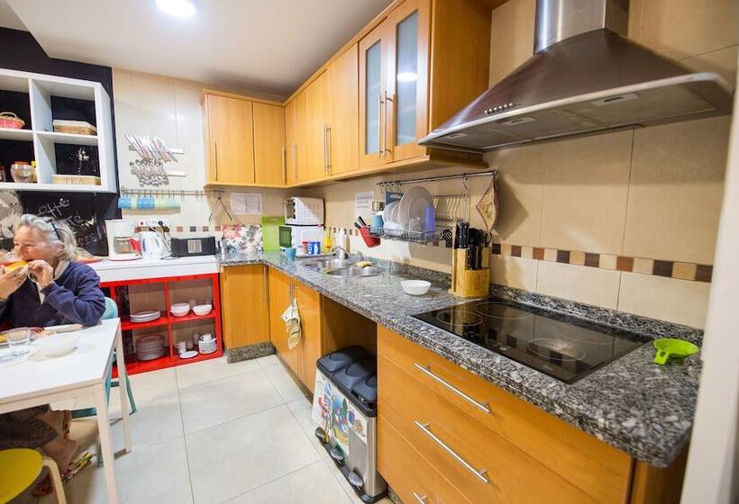 تختخواب در اتاق مشترک, Oh! My Hostel