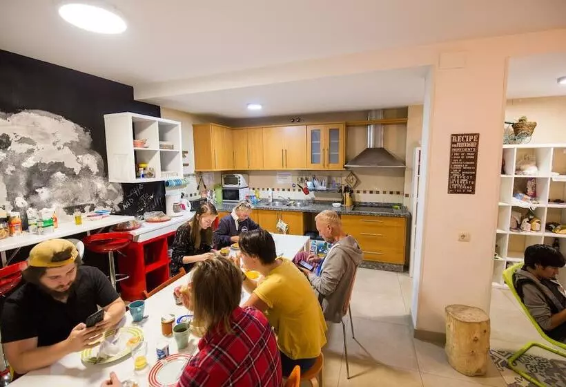 تختخواب در اتاق مشترک, Oh! My Hostel