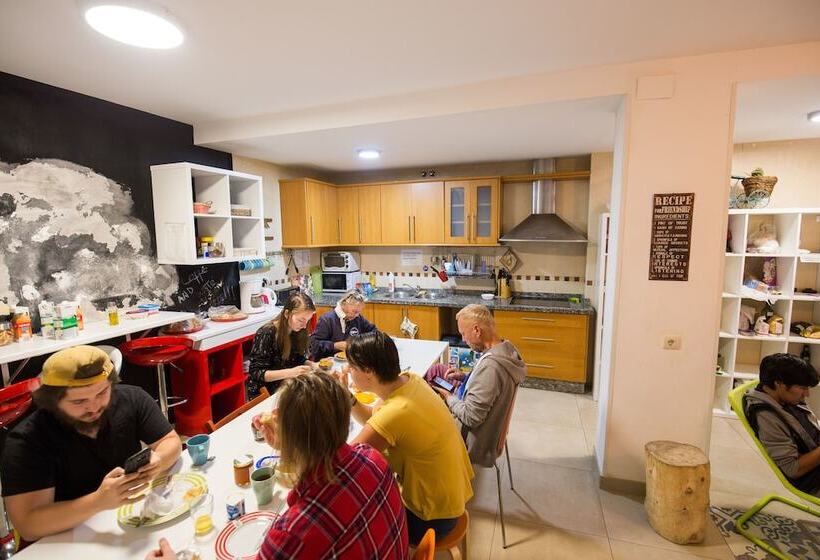 اتاق استاندارد با سرویس بهداشتی مشترک, Oh! My Hostel