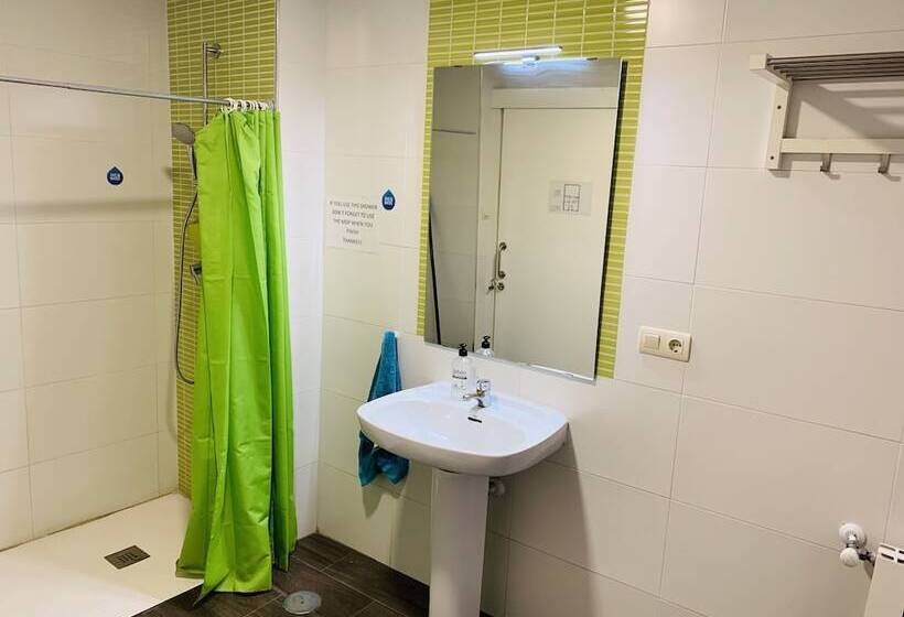 اتاق استاندارد با سرویس بهداشتی مشترک, Oh! My Hostel