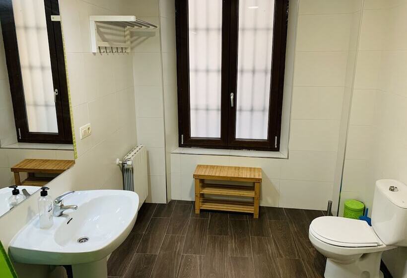 اتاق استاندارد با سرویس بهداشتی مشترک, Oh! My Hostel