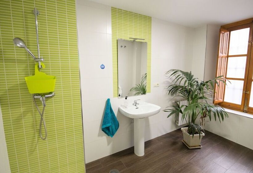 اتاق استاندارد با سرویس بهداشتی مشترک, Oh! My Hostel