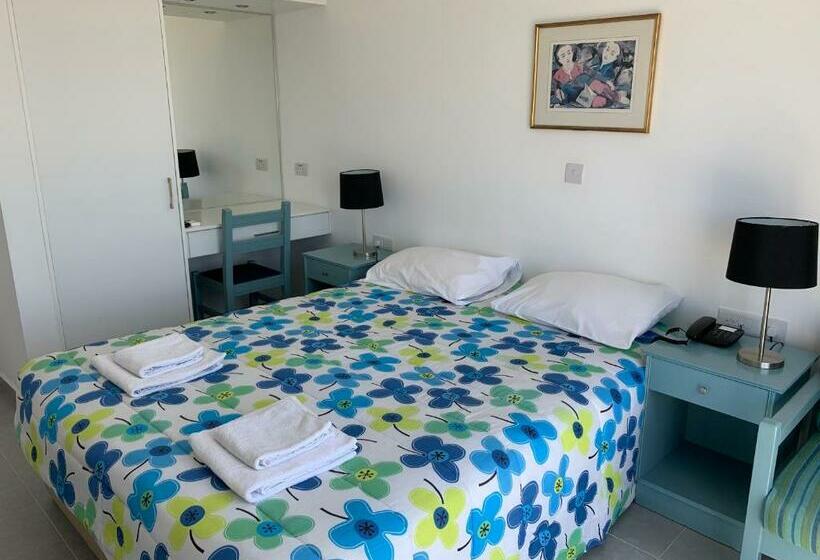 オーシャンビュースタンダードルーム, Axiothea