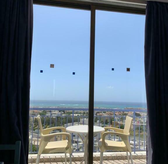 オーシャンビュースタンダードルーム, Axiothea