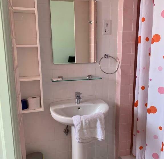 オーシャンビュースタンダードルーム, Axiothea