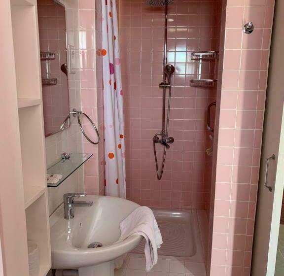 オーシャンビュースタンダードルーム, Axiothea