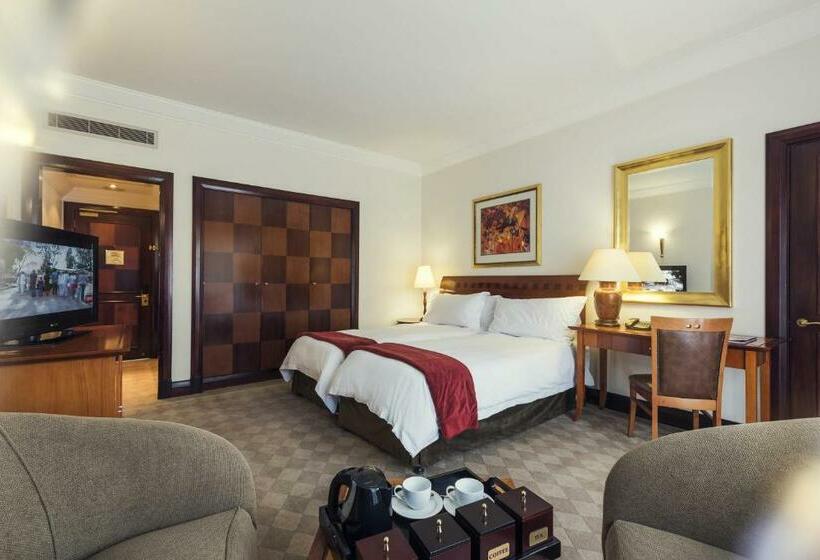 חדר משפחתי, Carnival City