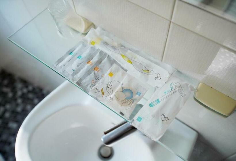 اتاق استاندارد, Happy