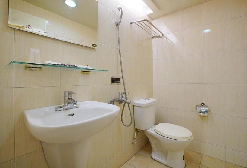 اتاق خانوادگی, Happy