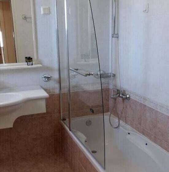 דירת חדר סופריור, Kallicrates Village