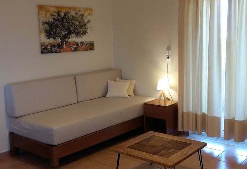 דירת חדר סופריור, Kallicrates Village