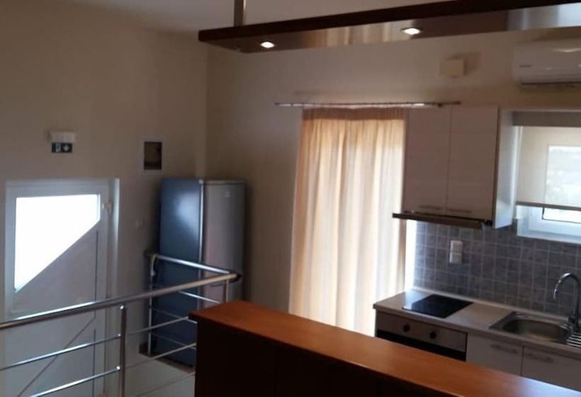 דירת חדר סופריור, Kallicrates Village