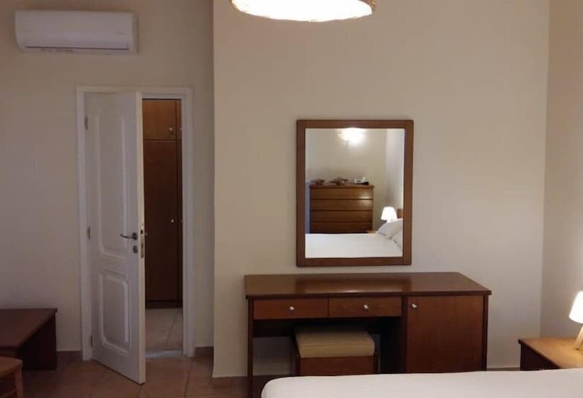 דירת חדר סופריור, Kallicrates Village