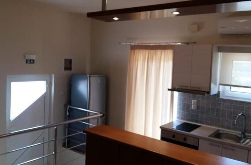 דירת חדר סופריור, Kallicrates Village