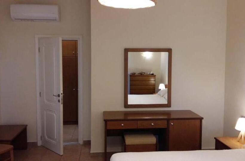 דירת חדר סופריור, Kallicrates Village