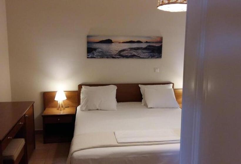 דירת חדר סופריור, Kallicrates Village