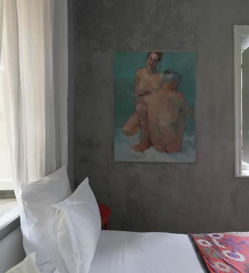 اتاق استاندارد, Mimi Calpe