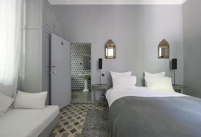 اتاق استاندارد, Mimi Calpe