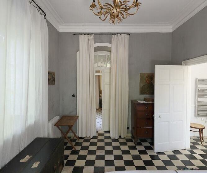 اتاق استاندارد, Mimi Calpe