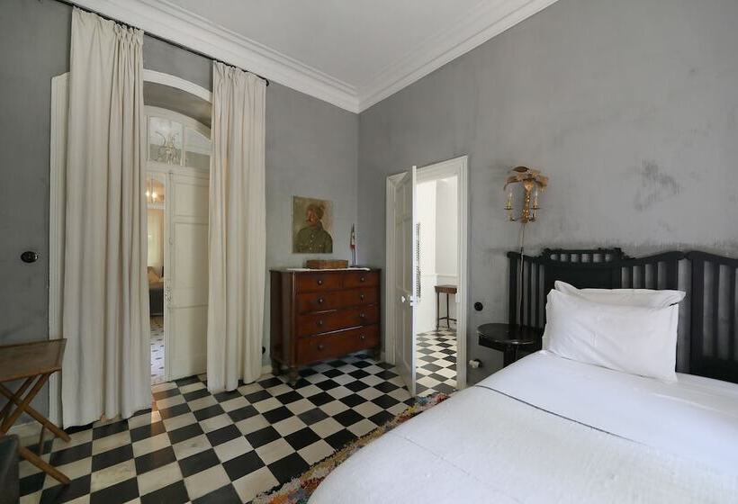 اتاق استاندارد, Mimi Calpe