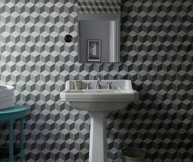 اتاق استاندارد, Mimi Calpe