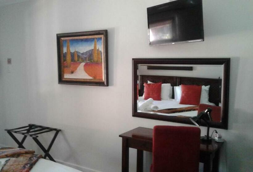 חדר דלוקס נוף בריכה, Amani Guest Lodge