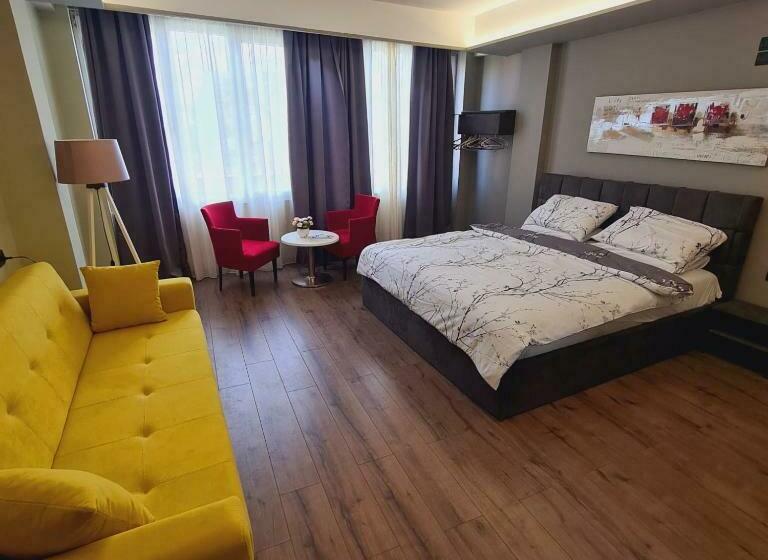 חדר דלוקס לשלושה, Driti New Bazaar