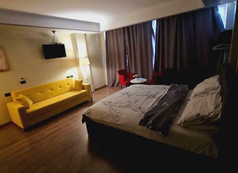 חדר דלוקס לשלושה, Driti New Bazaar