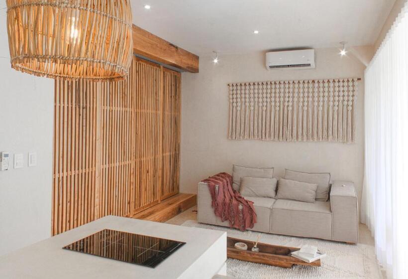 سوئیت جونیور با استخر, Jungle Chic