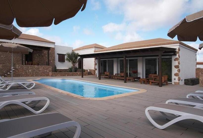 נוף לבריכה, Pueblo Canario