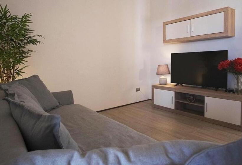 נוף לבריכה, Pueblo Canario