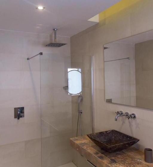 נוף לבריכה, Pueblo Canario