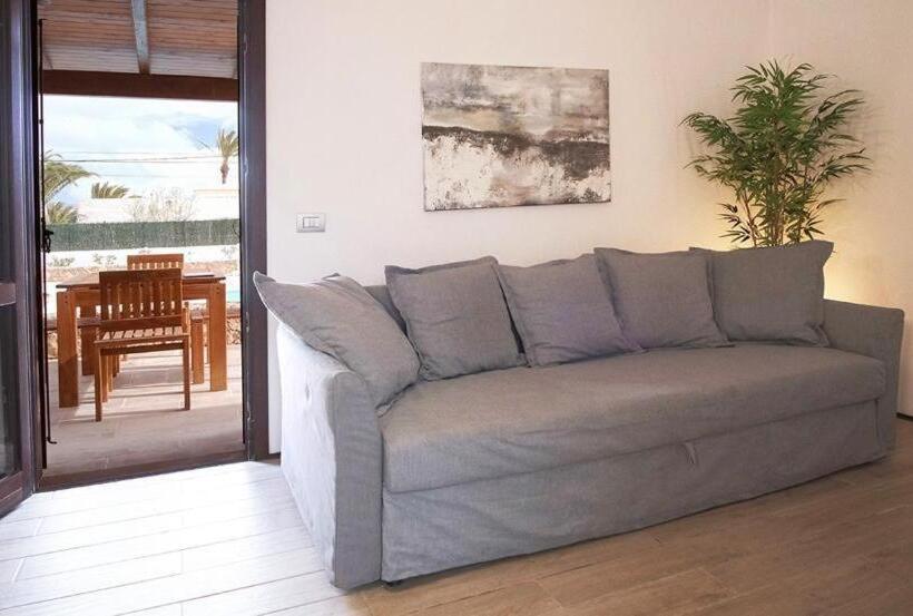 נוף לבריכה, Pueblo Canario