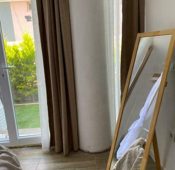 小型套房带泳池景, Flora Boheme