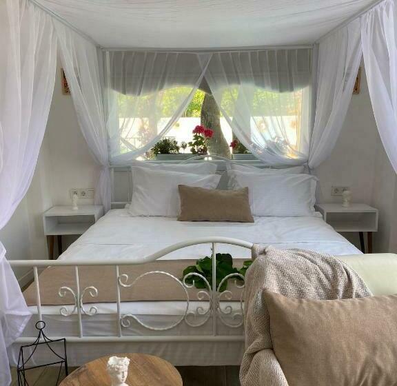 小型套房带泳池景, Flora Boheme