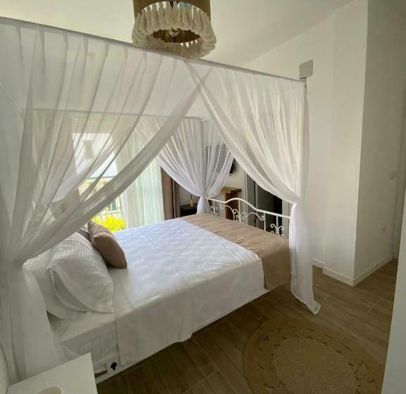 豪华三人间, Flora Boheme