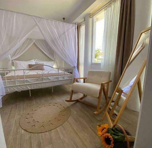 豪华三人间, Flora Boheme