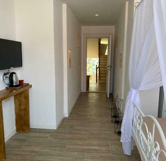 豪华三人间, Flora Boheme