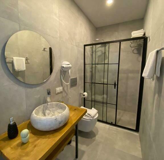 带按摩浴盆的套房, Flora Boheme