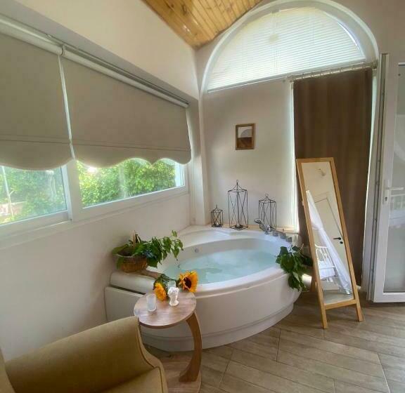 带按摩浴盆的套房, Flora Boheme