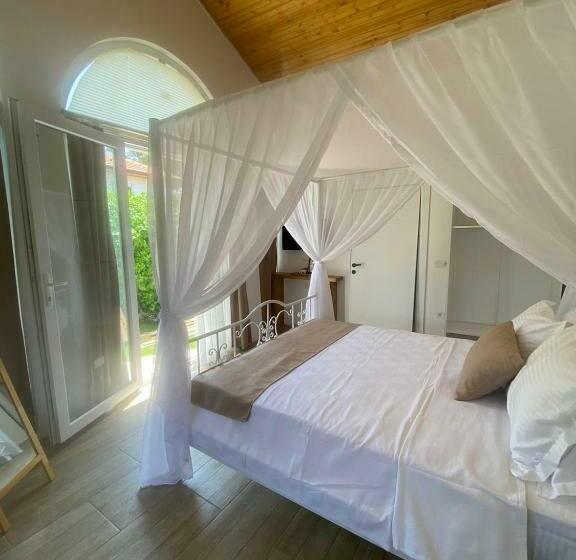 带按摩浴盆的套房, Flora Boheme