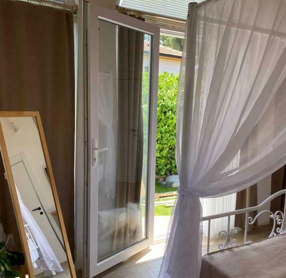 带按摩浴盆的套房, Flora Boheme