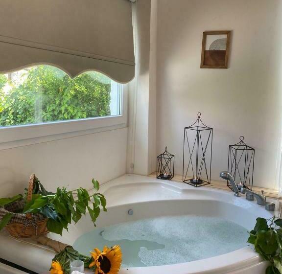 带按摩浴盆的套房, Flora Boheme