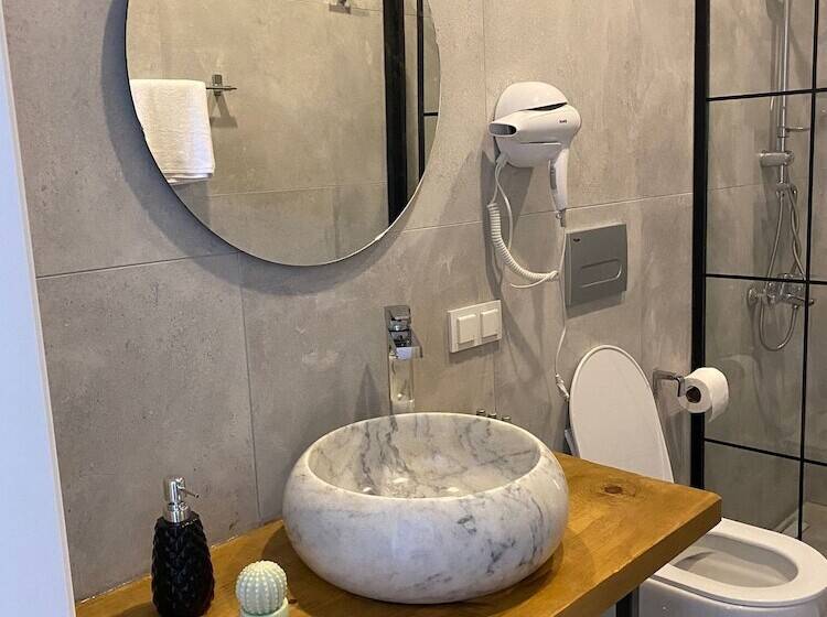 小型套房带泳池景, Flora Boheme