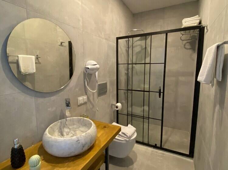 小型套房带泳池景, Flora Boheme