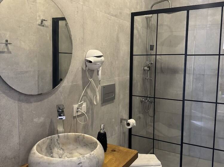 小型套房带泳池景, Flora Boheme