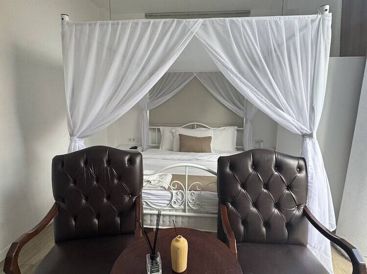 小型套房带泳池景, Flora Boheme