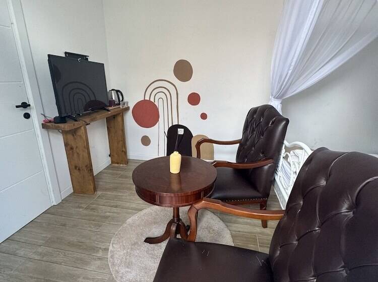 小型套房带泳池景, Flora Boheme